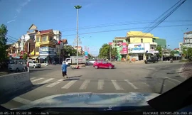 "Ninja Lead" va chạm với ôtô ngay giữa ngã tư