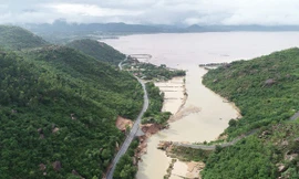 Cầu dài 50m dẫn vào bán đảo Bình Lập (TP Cam Ranh) bị cuốn trôi hoàn toàn (Ảnh: Trí Nguyễn)