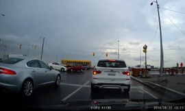 Chiếc ôtô Volkswagen 'bay cùng' Toyota Corolla tại giao lộ.