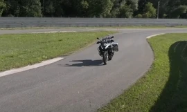 Xe máy tự lái của BMW vận hành ra sao?