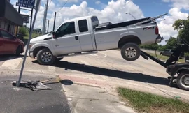 Xe bán tải Ford F-150 cố gắng 'gồng mình' thoát khỏi chiếc xe kéo 