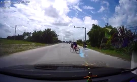 Ôtô 'cháy phanh', đánh lái gấp tránh chiếc xe đạp sang đường nguy hiểm