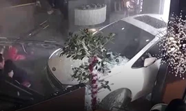 Lái xe trong khi say rượu, tài xế lao thẳng ôtô vào nhà hàng