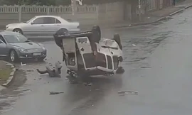 Người đàn ông thoát khỏi chiếc xe sau khi bị lật