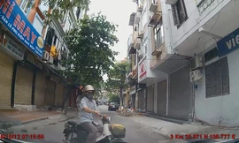 Rẽ trái đột ngột, Honda Cub va chạm với ôtô trong đường hẹp