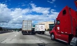 Tình huống nguy hiểm khi SUV bị kẹp giữa bởi container và xe tải.