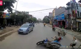 Cái kết cho hai thanh niên khi cố vượt giữa xe tải và xe kéo