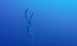 Kỷ lục gia lặn sâu 101 mét trong một lần nín thở