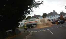 Xe bồn trôi tự do, 'càn quét' mọi thứ phía trước