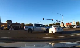 Toyota Camry bị Ford F-150 đâm toác đầu vì vượt đèn đỏ