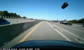 'Thùng rác bay' làm vỡ kính chắn gió ôtô trên cao tốc