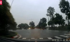 Đi trong mưa và đường ướt, 3 xe máy va vào nhau ở giao lộ.