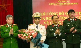 Trao quyết định của Bộ trưởng Bộ Công an về công tác cán bộ.