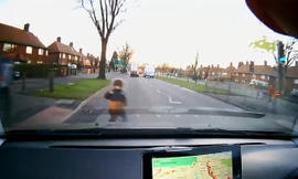 'Thót tim' với cậu bé qua đường không quan sát bị ôtô đâm trúng