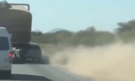 Nóng lòng vượt xe tải, lái xe con đã phải nhận quả đắng