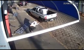 Quá may mắn khi cô gái thoát được tai nạn trong tình huống này