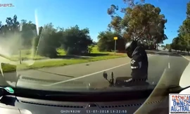 Pha thoát chết trong gang tấc của biker