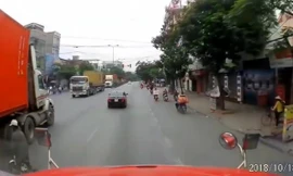 Pha đánh lái 'xuất thần' của lái xe container tránh tai nạn