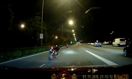 'Kỳ lạ' chiếc xe máy không người lái chạy trên đường phố Singapore