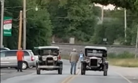 Cuộc đua thú vị giữa hai chiếc xe Ford gần 100 tuổi