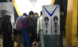 Trạm sạc nhanh của VinFast được trưng bày tại công viên Thống Nhất.