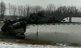 Hàng loạt container mất lái và bị lật trên đường tuyết