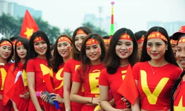 Những cổ động viên nữ xinh đẹp đến sân Mỹ Đình cổ vũ tuyển Việt Nam