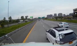 SUV va chạm với xe container