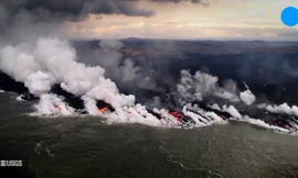 Dòng nham thạch núi lửa Hawaii chảy ra biển tạo nên hơi nước cuồn cuộn