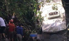 Xe khách biến dạng sau tai nạn khiến 12 người trên xe bị tử vong. Ảnh: VnExpress