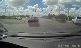 Sau khi va chạm với Toyota Corolla, xe bán tải chạy vòng quanh giao lộ