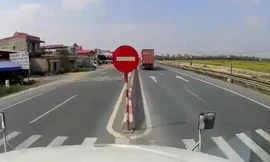 Tránh xe bán tải, container đánh lái sang làn ngược chiều.