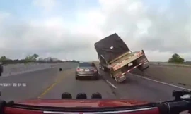 Xe container thoát khỏi bàn tay tử thần trong gang tấc