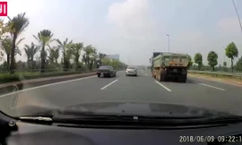 Xe tải lùi nguy hiểm trên cao tốc khiến nhiều tài xế giật mình