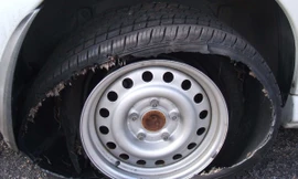 Nổ lốp khi đang chạy trên cao tốc, tài xế cần làm gì?