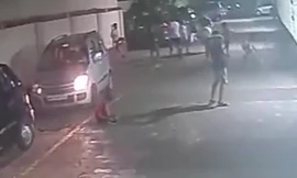 Cậu bé Ấn Độ thoát chết thần kỳ sau khi bị ôtô chèn qua.