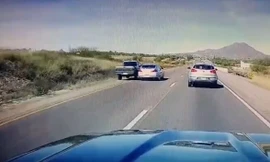 Ford Ranger mất lái và bị lật khi vượt xe trên xa lộ