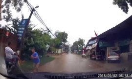 Xe máy bay khỏi đường sau khi va quyệt với ôtô.