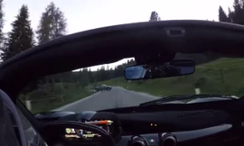 Siêu xe LaFerrari Aperta vượt quãng đường đèo hẹp ra sao?