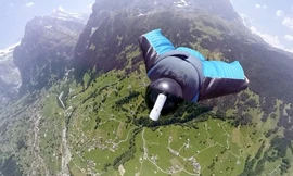 Cảnh tượng hùng vĩ từ đỉnh núi khi anh chàng bay bằng Wingsuit