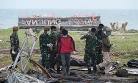 Lực lượng cứu hộ tìm kiếm nạn nhân sau thảm họa sóng thần tại Pandeglang, tỉnh Banten, Indonesia ngày 24/12/2018. (Ảnh: THX/TTXVN)