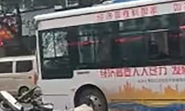 Kẻ cướp lái xe buýt lao vào đám đông, ít nhất 5 người chết