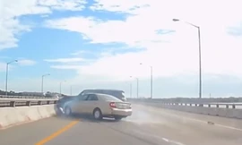 Toyota Camry gây tai nạn cho xe đi cùng chiều trên cao tốc