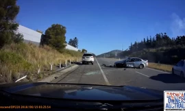 Kỳ lạ chiếc sedan tự đâm vào cột mốc rồi lộn vòng