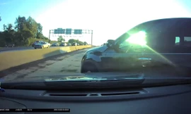 Cố vượt xe khác, SUV tự gây tai nạn cho chính mình