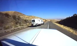 Minivan 'vẩy như đuôi cá' trước khi tự lao ra khỏi đường.