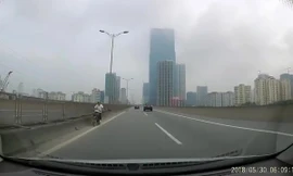 Xe máy phóng ngược chiều đường vành đai 3 trên cao