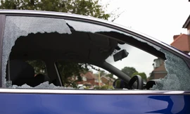 Trộm đập cửa kính ôtô lấy đồ giá trị