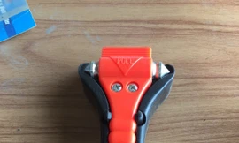 Người đi xe lùng sục mua dụng cụ phá kính sau tai nạn ô tô đuối nước