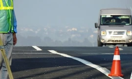 Mặt cầu nhấp nhô lượn sóng. Ảnh: Minh Cương